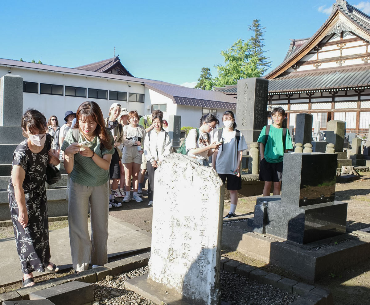 Hirosaki University foreign students visit the grave of Mrs. Alexander