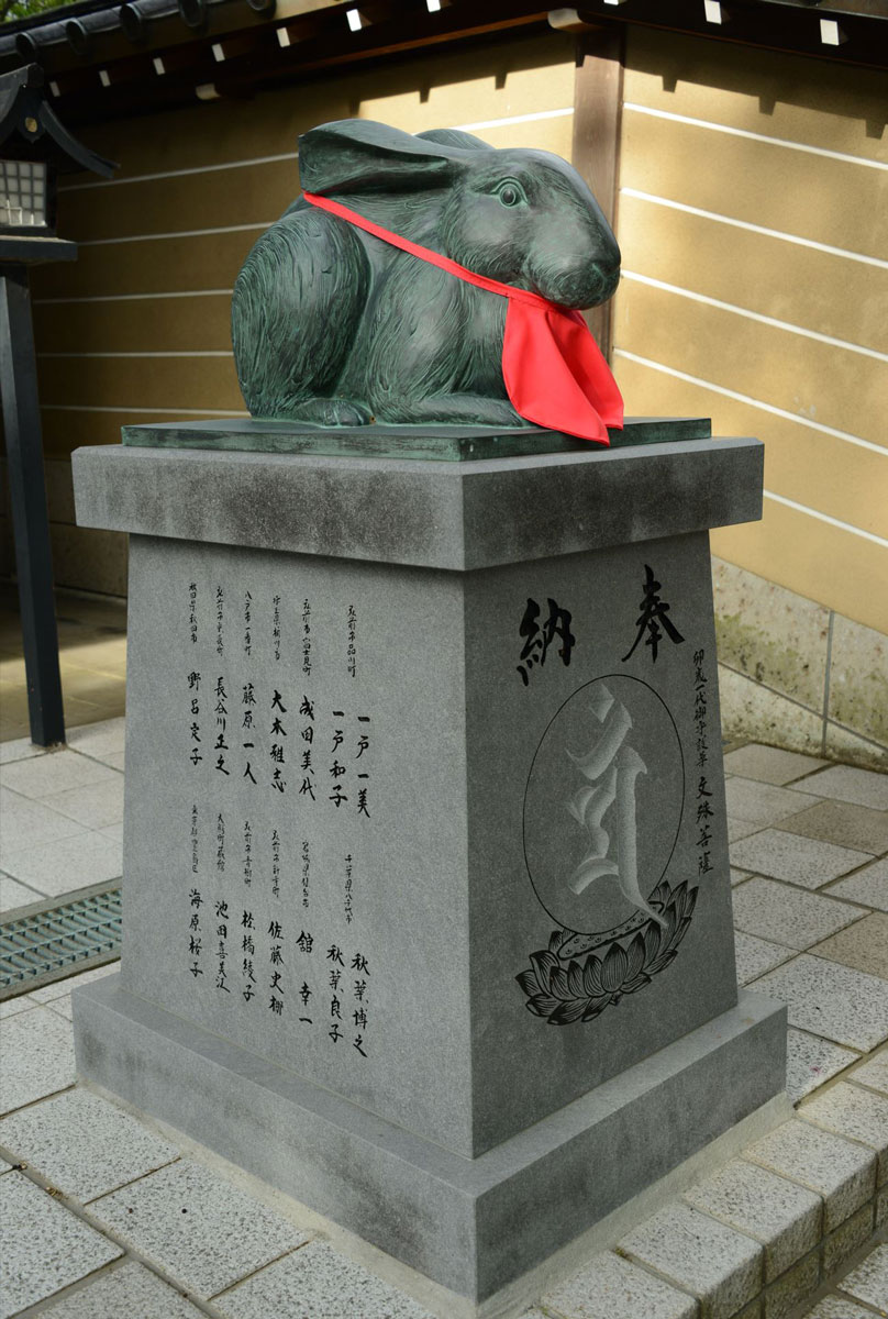 The image of a rabbit sleeping peacefully in a crouched position expresses peace of mind.