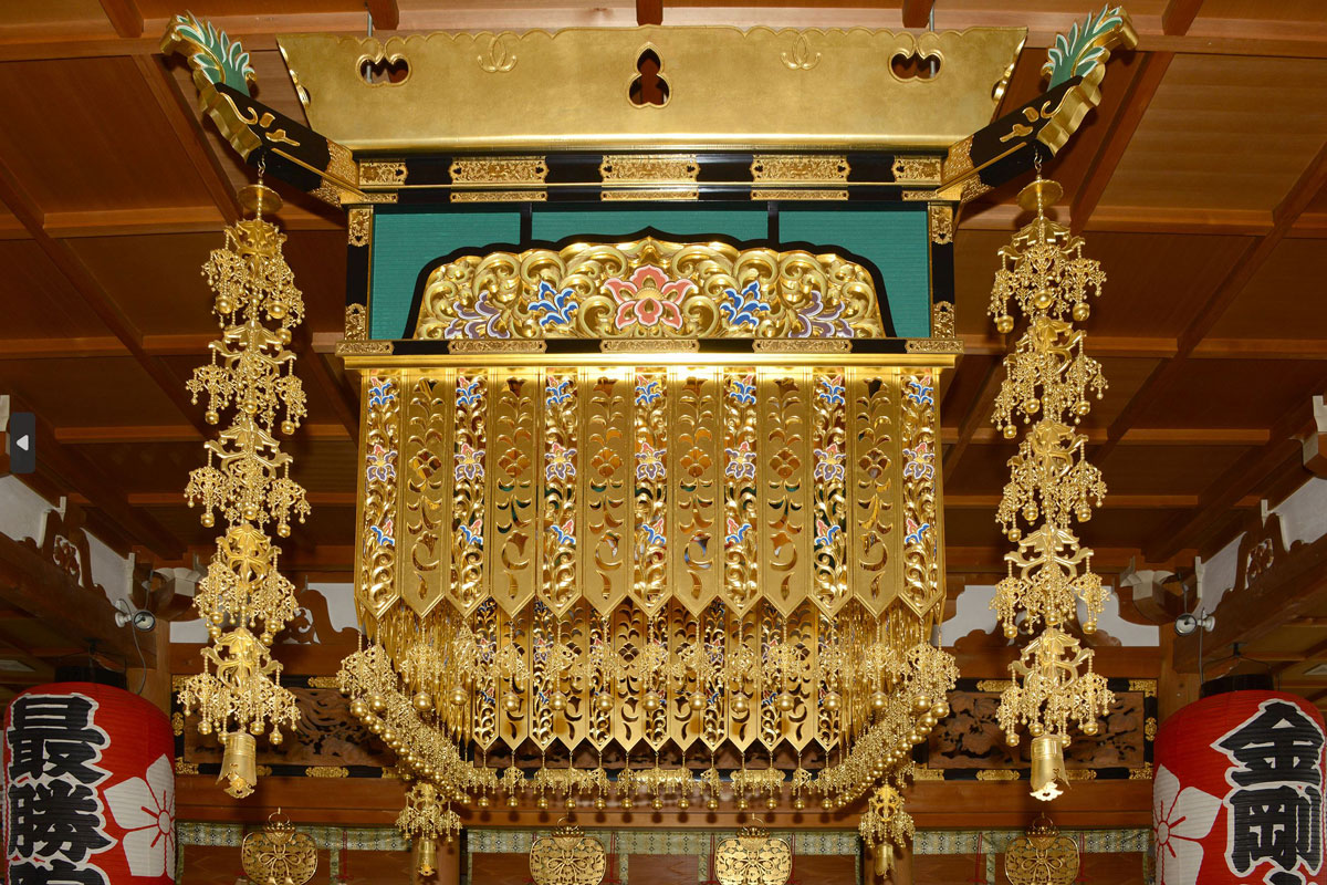 Ornaments suspended from the ceiling to cover and protect worshippers to the main temple. Outer canopy of the main hall.