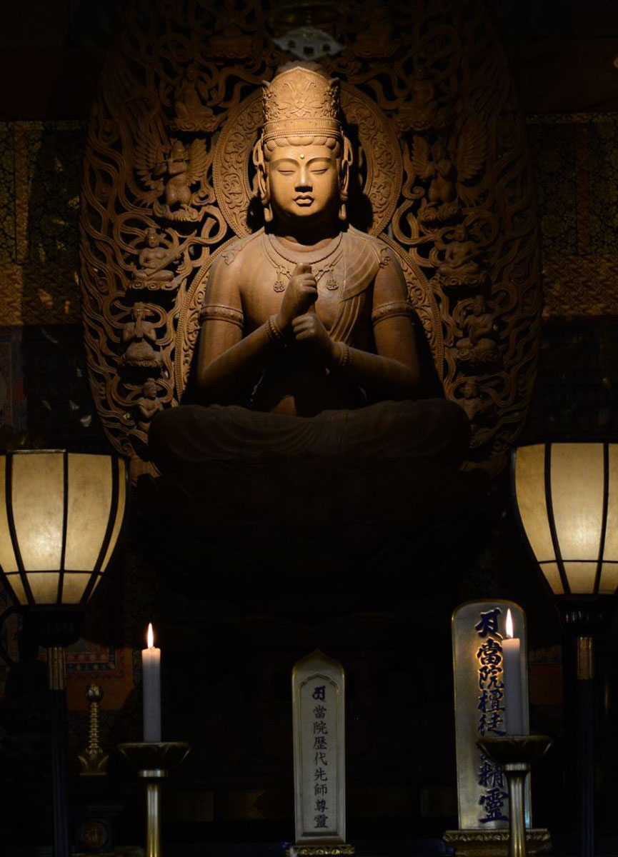 Vajrayana Dainichi Nyorai in the main hall. A white-wood statue of Buddha. A face that gently reminds one of peace of mind.