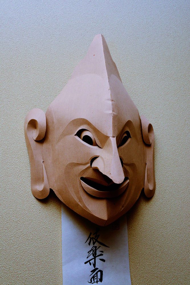 Guest room decoration (paper mask: Taikofu)