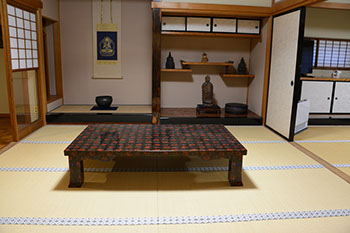 Guest room is a calm Japanese-style room with a tokonoma alcove