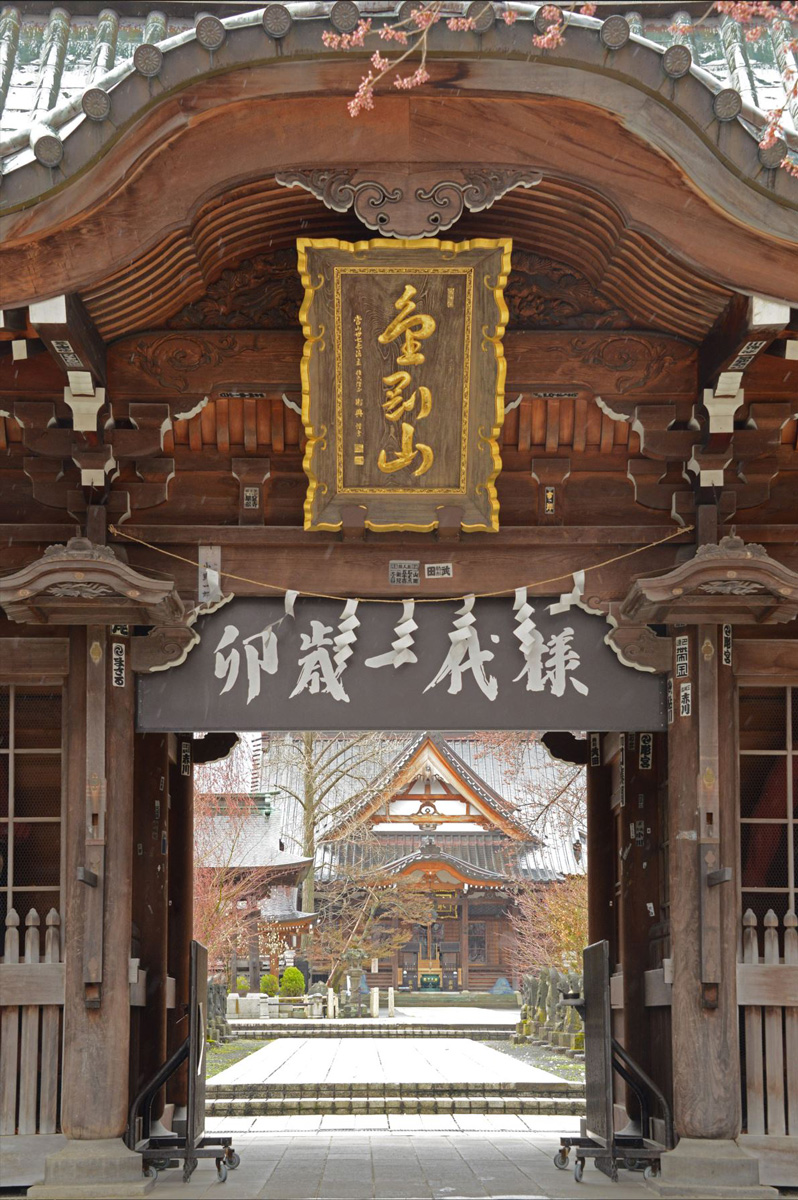 Looking from New Nio mon Gate to Hondo