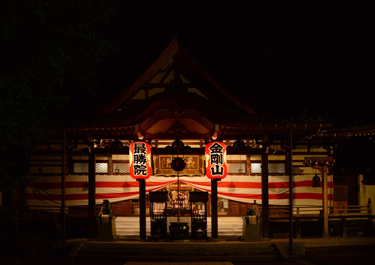 Chidori gable on the front roof and kara-hafu gable on the eaves, adopting a gongen-zukuri style