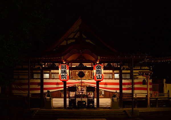 Chidori gable on the front roof and kara-hafu gable on the eaves, adopting a gongen-zukuri style