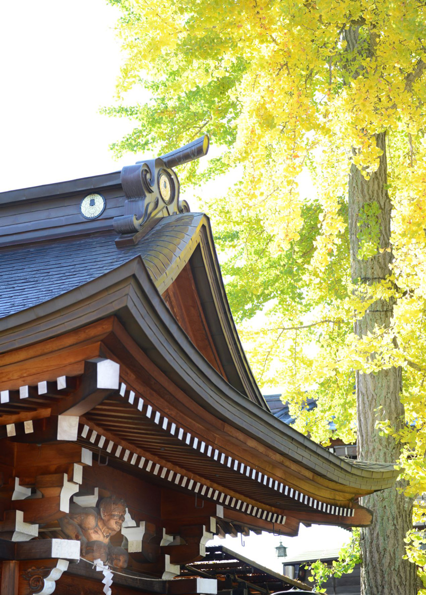 On the western approach, worshippers gaze at one of the Gobo Shizenki, who show the phases of joy, anger, sorrow and pleasure.