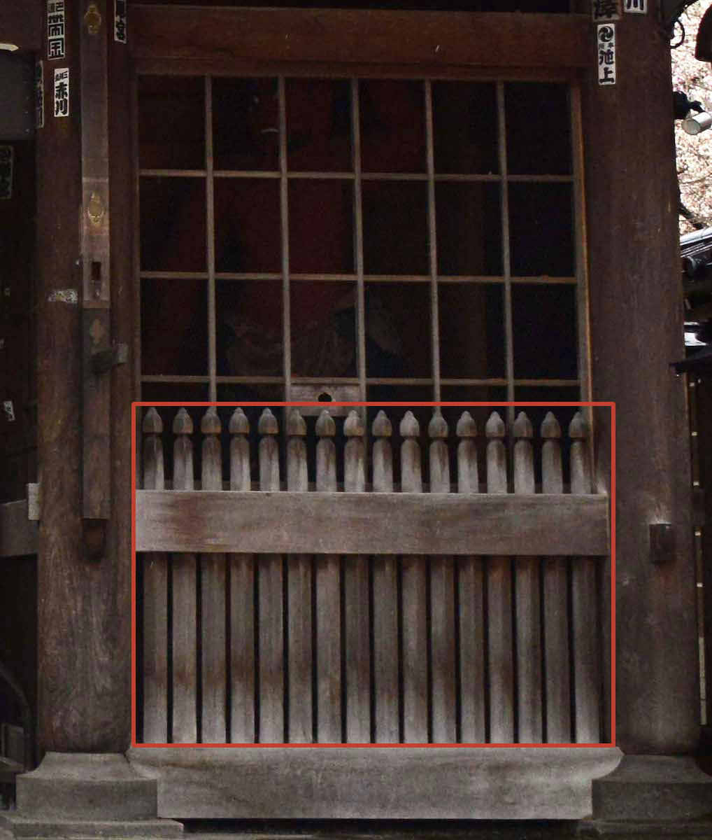 仁王門 正面右横柱と金剛柵