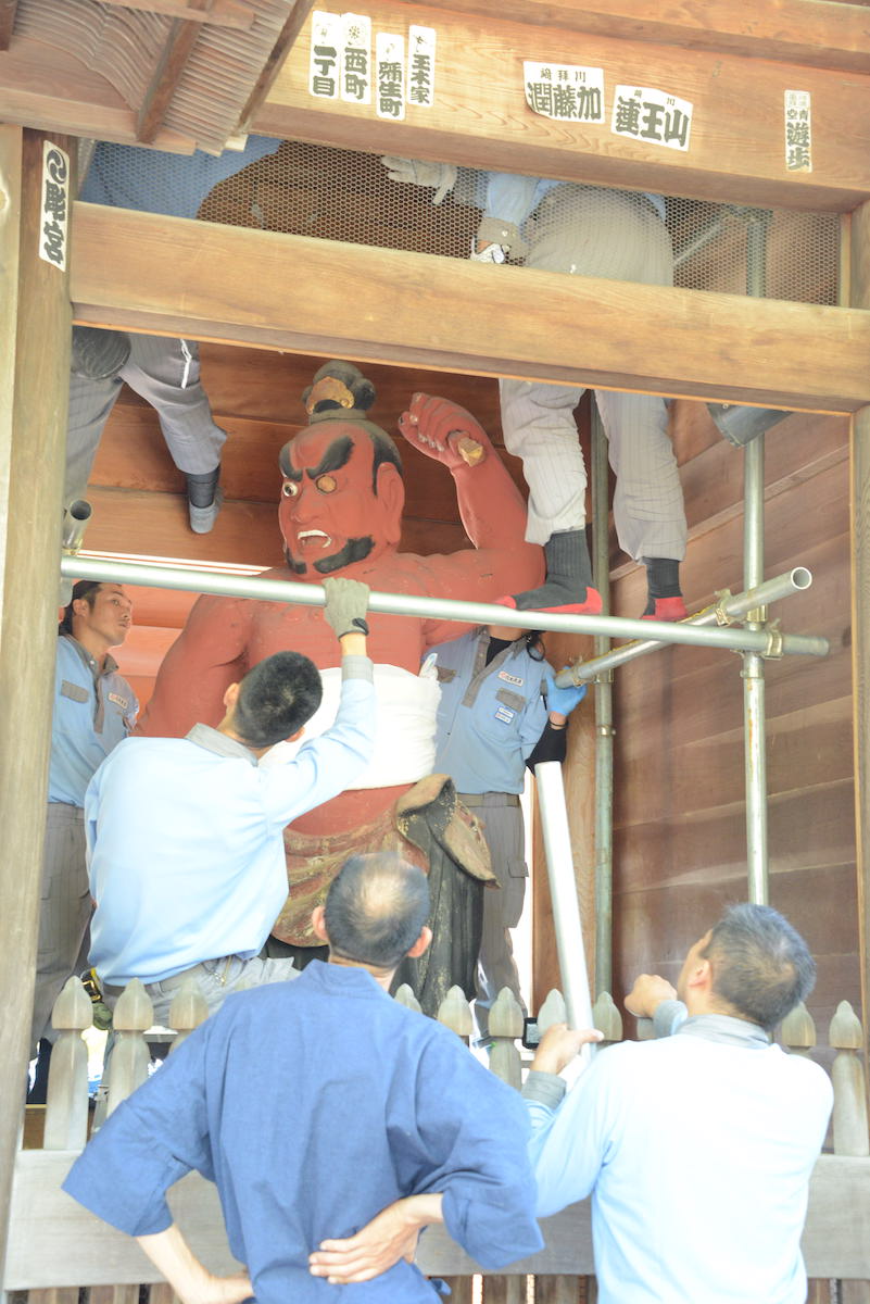 阿形仁王像 搬出用養生と単管の設置