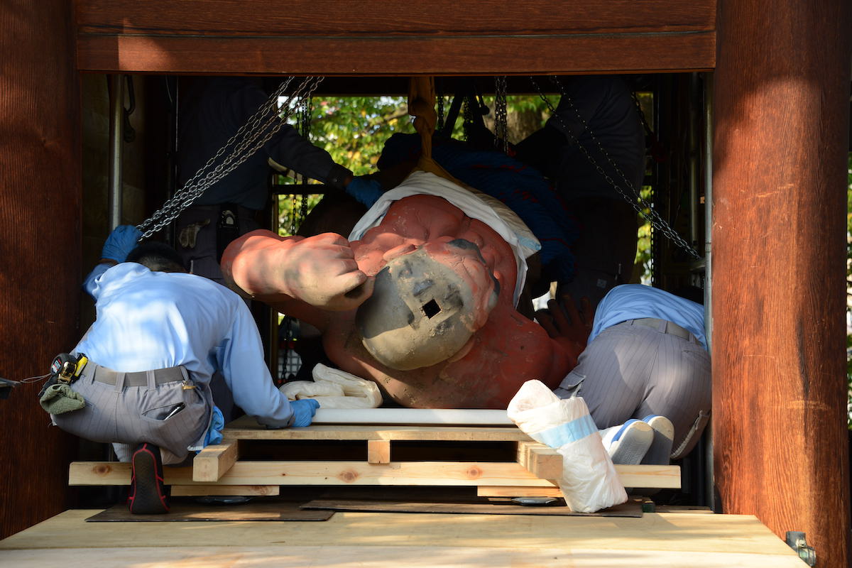阿形仁王像を搬出台に乗せる