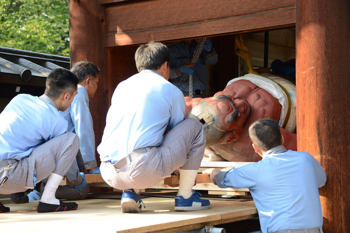 阿形仁王像を搬出台に乗せる