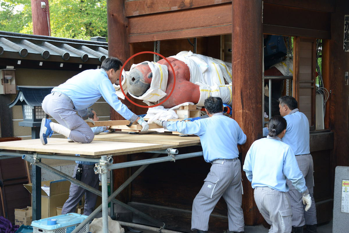阿形仁王像を搬出台で養生