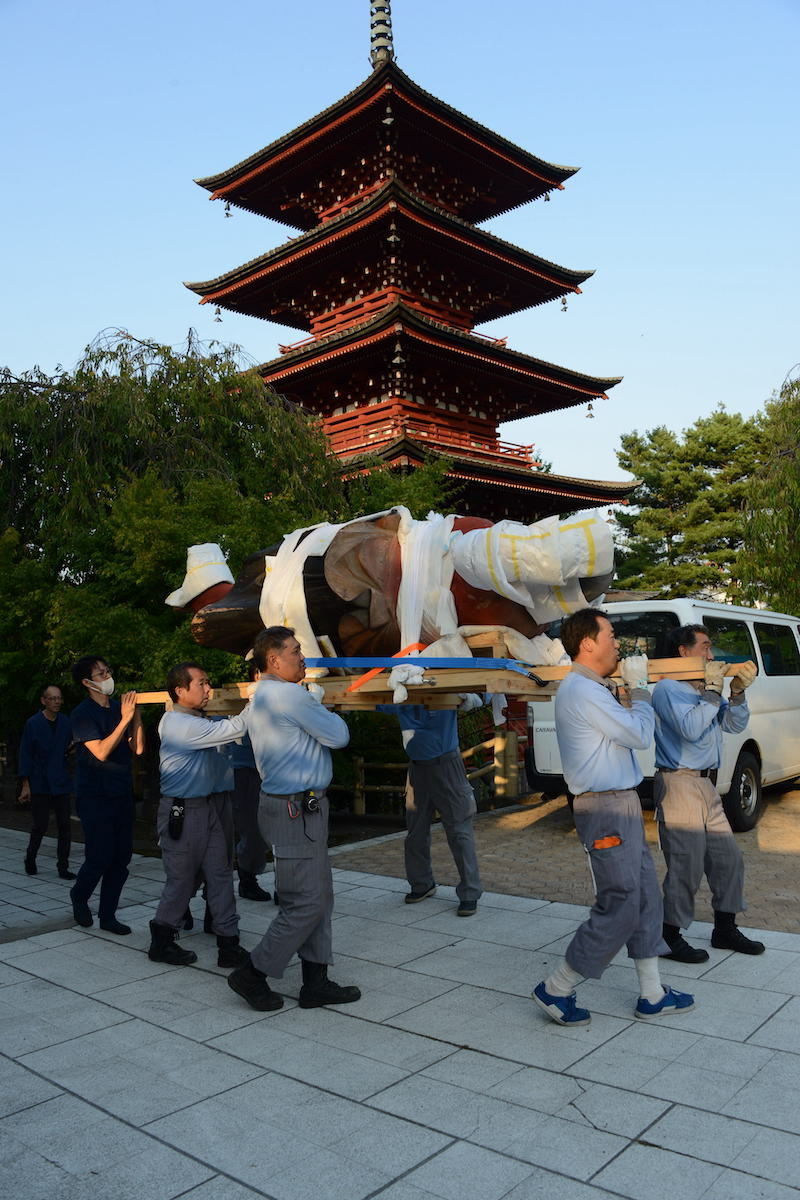 阿形仁王像 搬出台での運搬作業