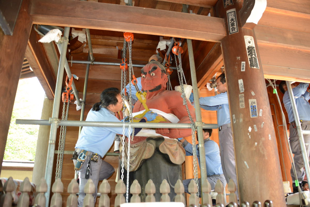 吽形仁王像 搬出用チェーンの設置