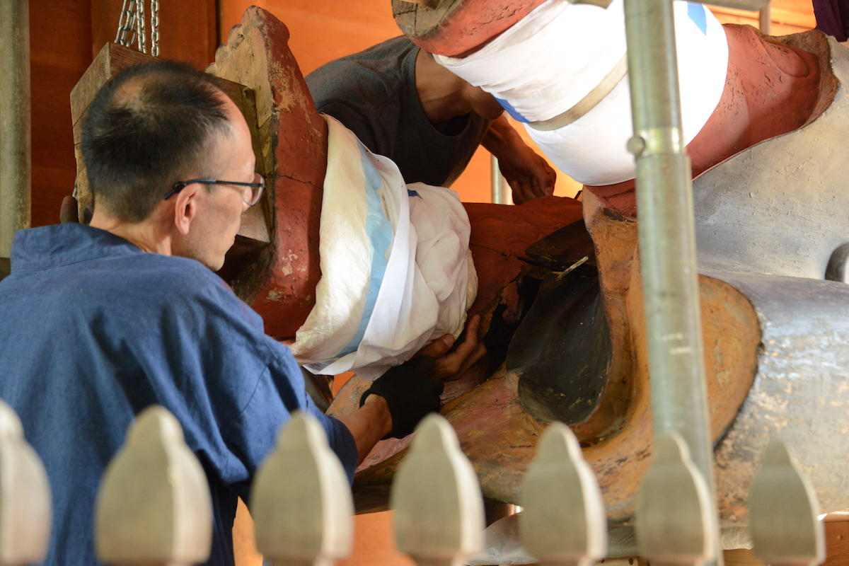 吽形仁王像 右脚の取り外し作業