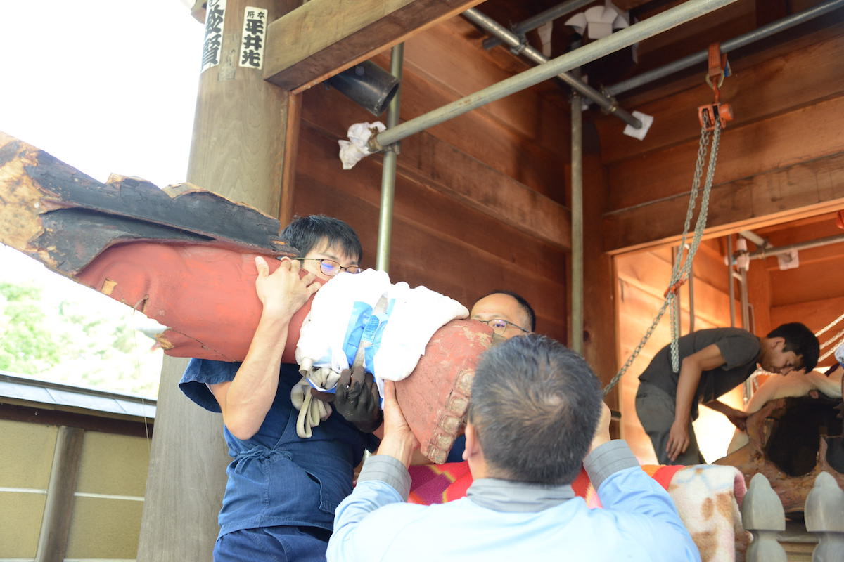 吽形仁王像 取り外した右脚の搬出