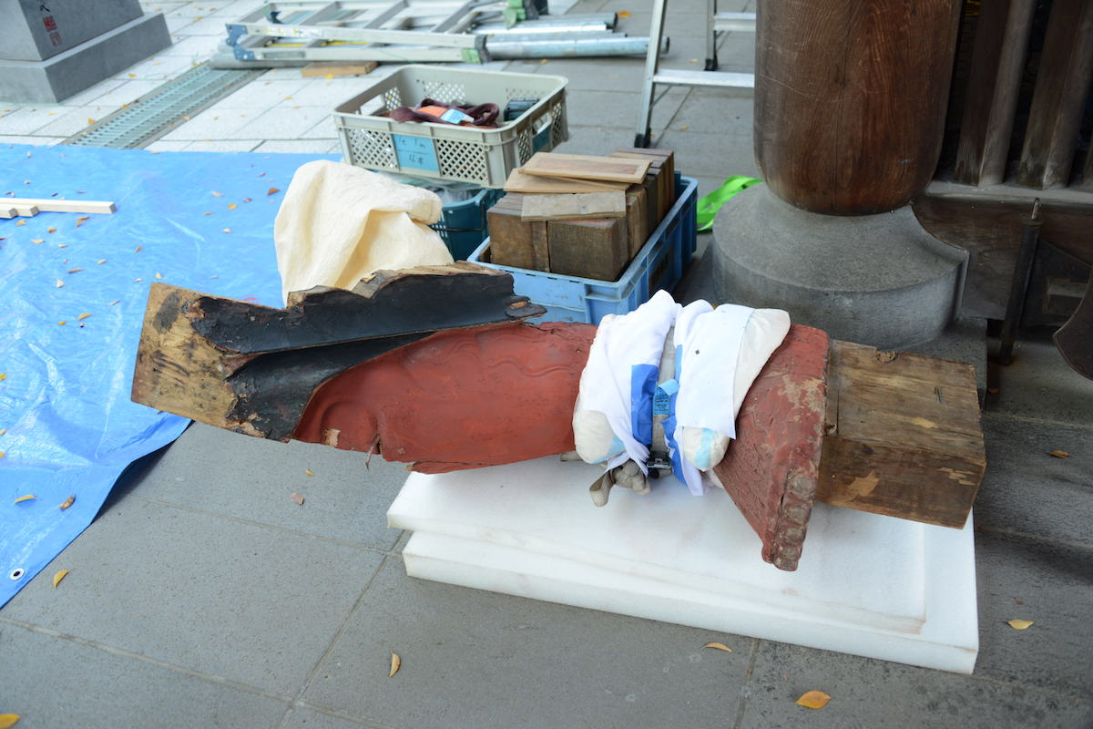 吽形仁王像 取り外した右脚