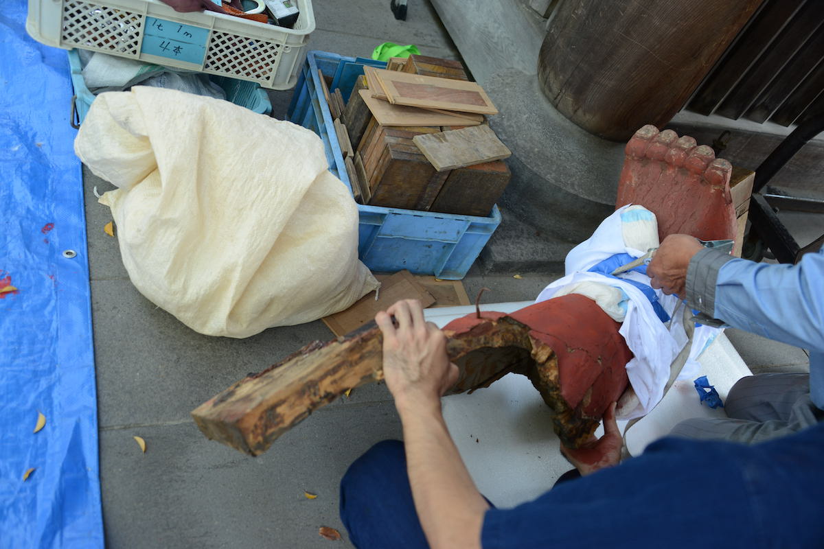 吽形仁王像 取り外した右脚の養生