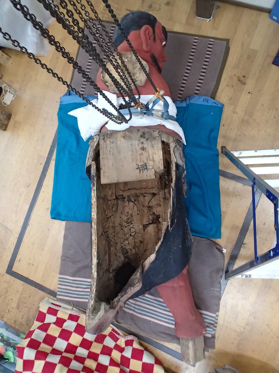 吽形仁王像 右体側解体作業