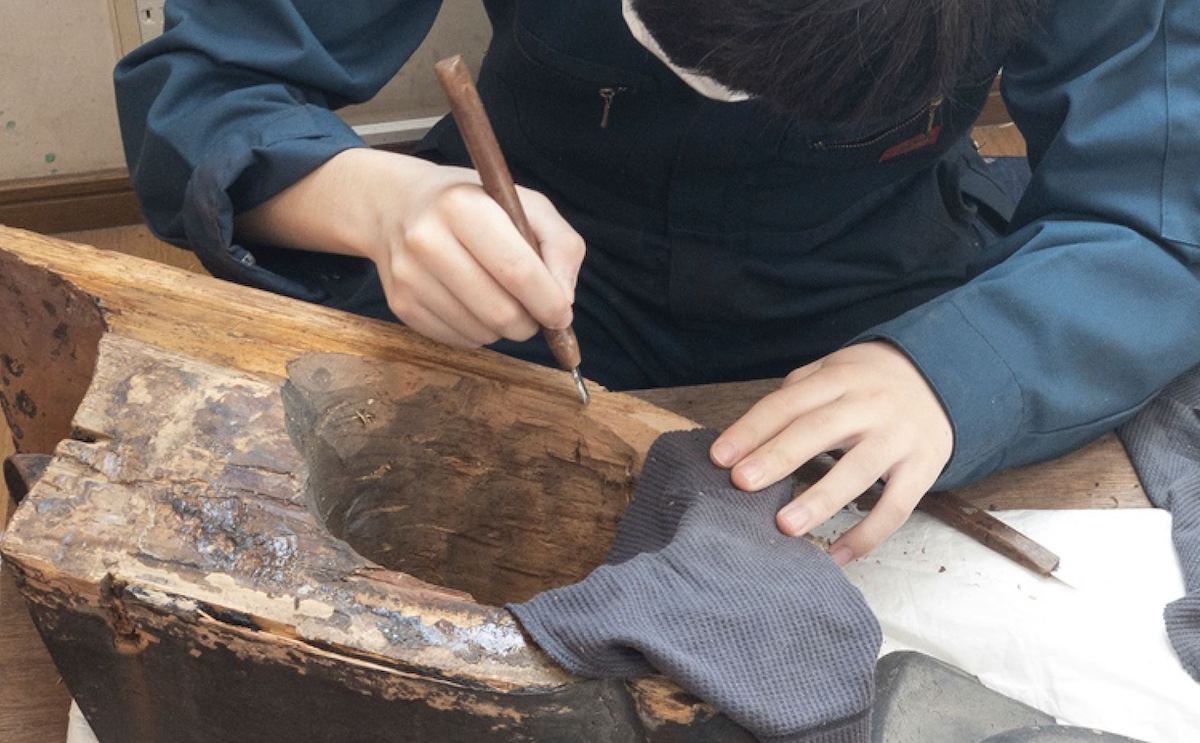 膠（ニカワ）の除去作業