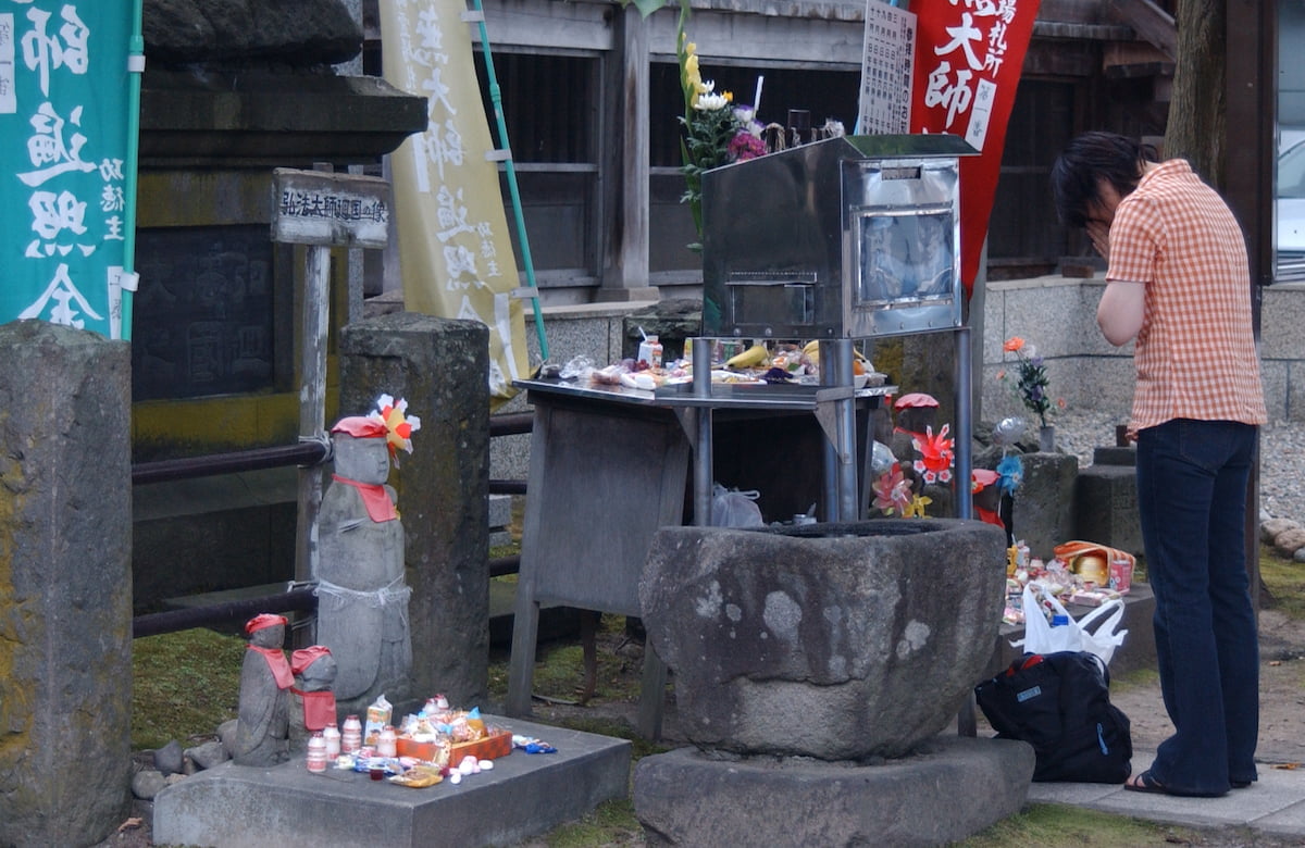 仁王像を拝む参拝客