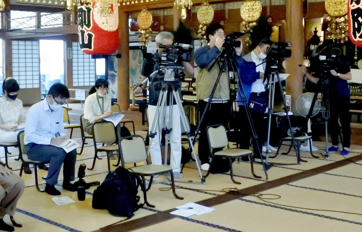 最勝院本堂での記者会見