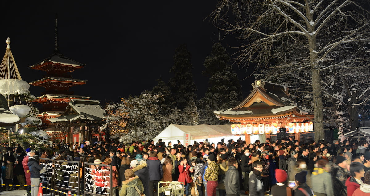 最勝院を訪れる大みそかの参拝客