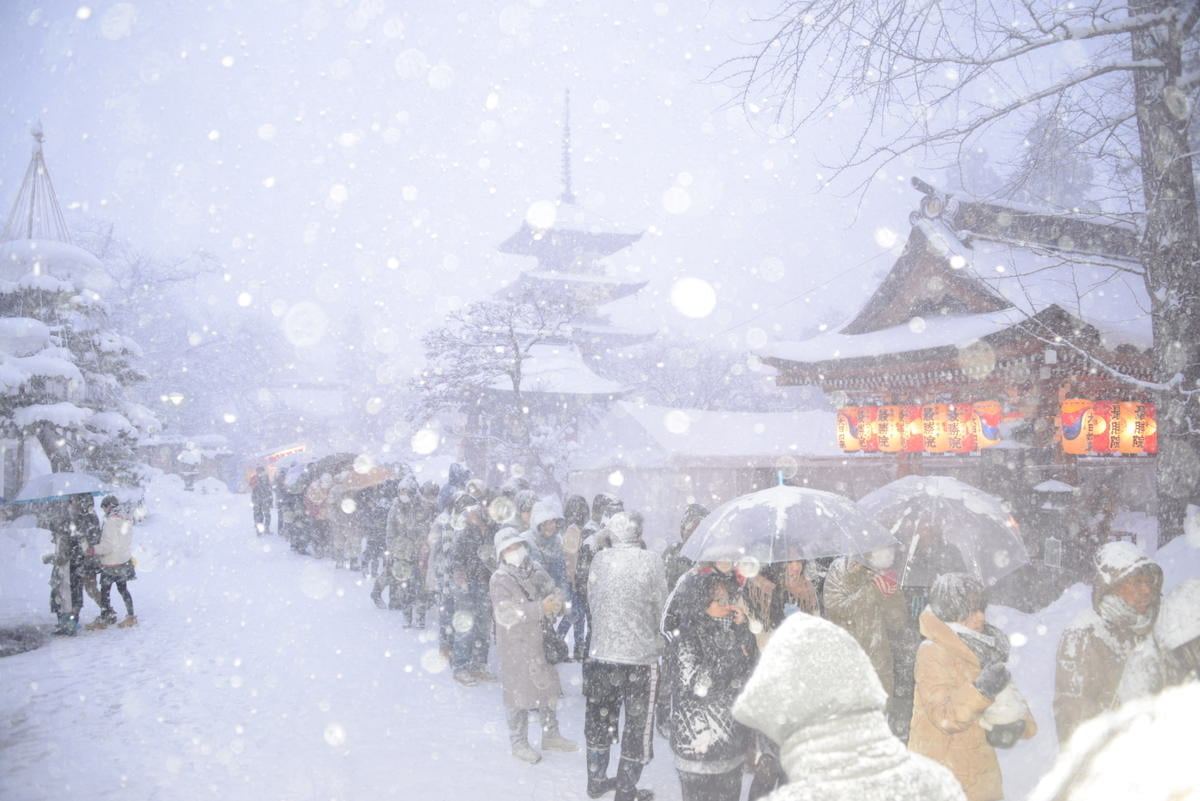 最勝院を訪れる大雪の元旦