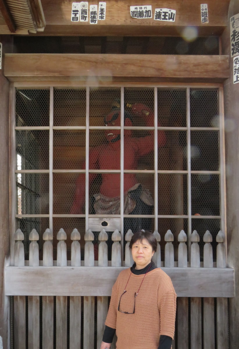 仁王像に設置されている金剛柵と鳥除けの金網